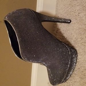 Shimmer and sparkle Chinese Laundry bootie 6M